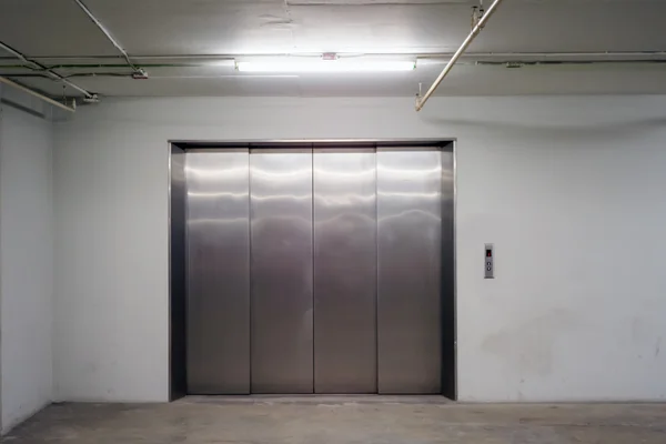 Modern binada yük Asansör kapı. 