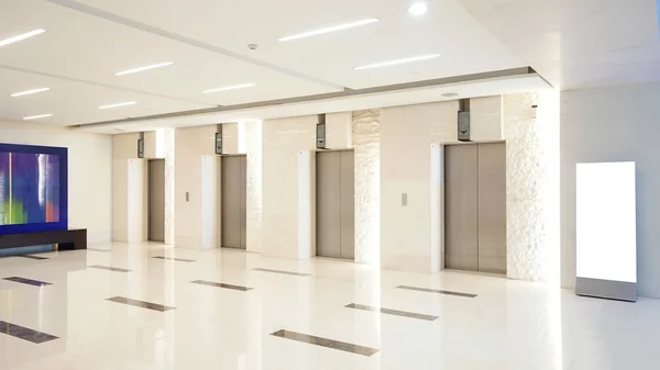 Fyra hiss dörrarna i hotel — Stockfoto
