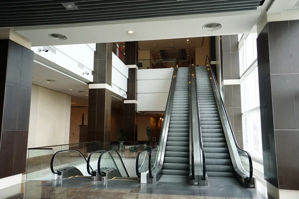 Escaleras mecánicas en edificio moderno —  Fotos de Stock