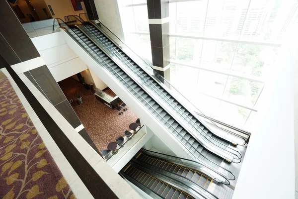 Eskalátor v moderní budově — Stock fotografie