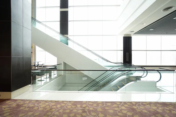 Escaleras mecánicas en edificio moderno —  Fotos de Stock