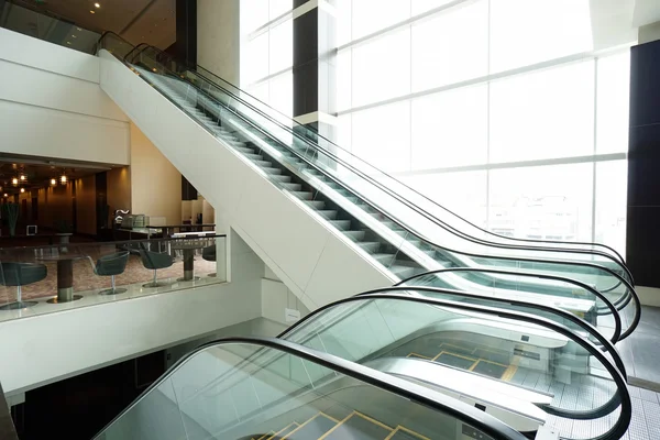 Escaleras mecánicas en edificio moderno —  Fotos de Stock