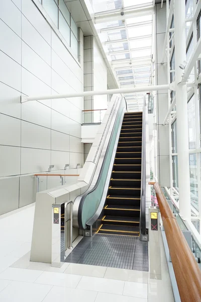 Escaleras mecánicas en edificio moderno — Foto de Stock