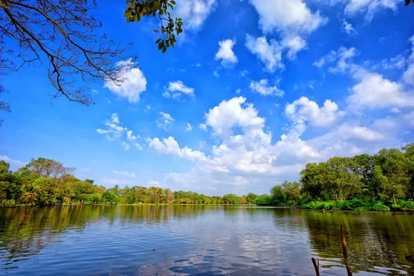 Niebo i chmury refleksji nad jeziorem — Zdjęcie stockowe