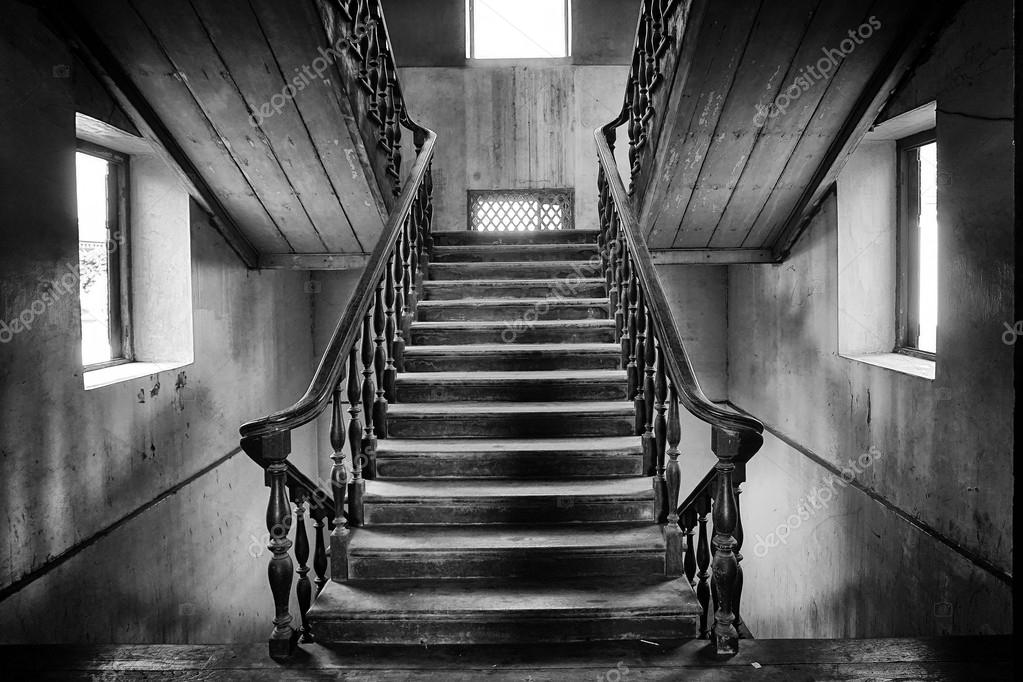 Escalera antigua de estilo Colonial en casa abandonada — Foto de stock