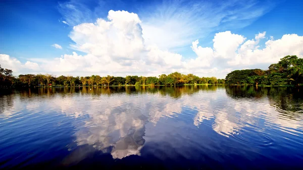 湖上的天空和云层反射 — 图库照片