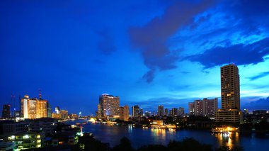 Chao Phraya Nehri'nin, Bangkok, Tayland, Thailand, mavi gökyüzü günbatımı