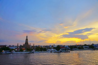 Wat Arun Chaophraya nehrin karşısındaki, alacakaranlık döneminde günbatımı
