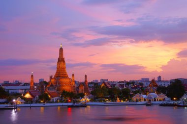 Wat Arun Chaophraya nehrin karşısındaki, alacakaranlık döneminde günbatımı
