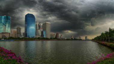 Yağmur ve fırtınalı bulutlar üzerinde cityscape, Bangkok, Tayland
