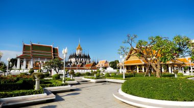 Wat Ratchanaddaram ve Loha Prasat Metal Palace görünümü