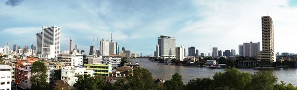 Panoramisch uitzicht op de Chao Phraya-rivier, Bangkok, Thailand — Stockfoto