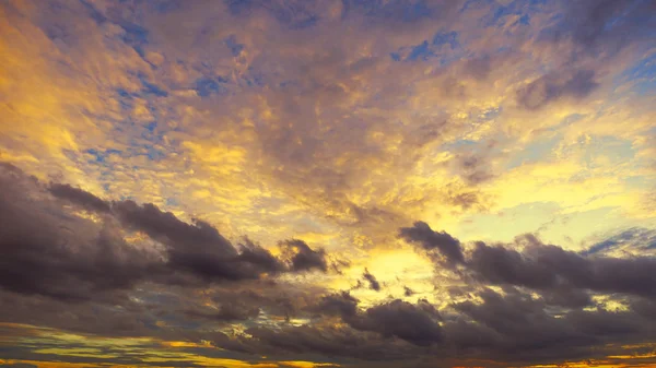 Piękny zachód słońca i chmury z rzeki — Zdjęcie stockowe