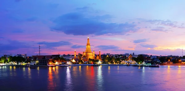 Crepúsculo tiempo de Wat Arun a través del río ChaoPhraya durante la puesta del sol — Foto de Stock