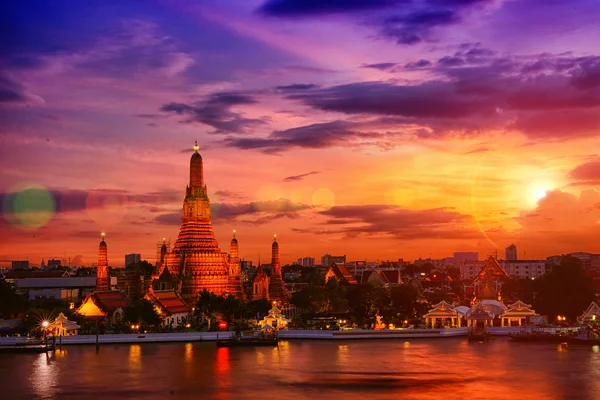 Hora crepúsculo de Wat Arun através do rio Chao Phraya durante o pôr do sol — Fotografia de Stock