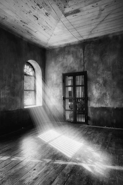 Light coming through abandoned house's window — Stock Photo, Image