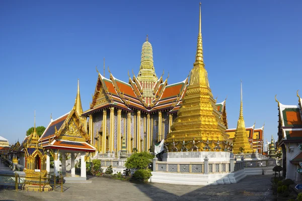 Wat Suthat Thepphawararam με φόντο του ουρανού μπλε στην Μπανγκόκ της — Φωτογραφία Αρχείου