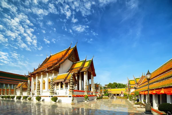 Wat Suthat Thepphawararam a kék ég háttér — Stock Fotó