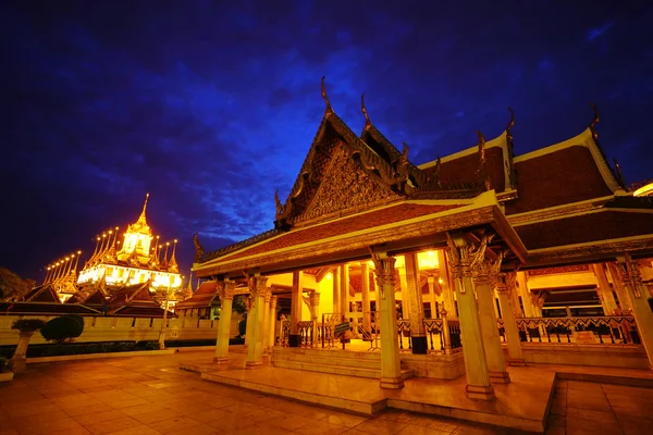 Wat Ratchanaddaram y Loha Prasat Metal Palace —  Fotos de Stock