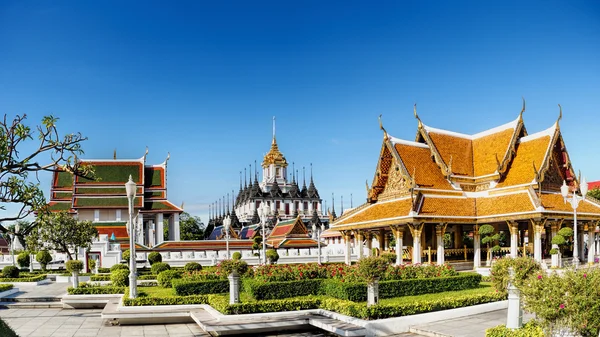 Vista de Wat Ratchanaddaram y Loha Prasat Metal Palace —  Fotos de Stock