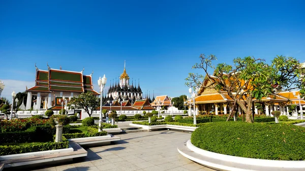 Προβολή Wat Ratchanaddaram και Loha Prasat μέταλλο Palace — Φωτογραφία Αρχείου