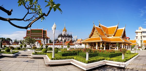 Vista panorámica de Wat Ratchanaddaram y Loha Prasat Metal Palace —  Fotos de Stock