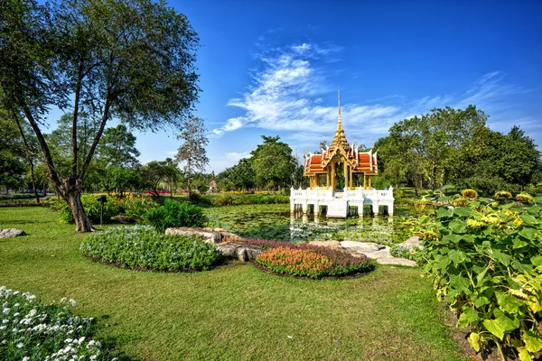 Pavilhão de estilo tailandês na água no Rama 9 Garden — Fotografia de Stock