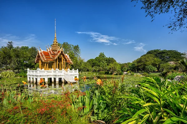 Pabellón de estilo tailandés en el agua en Rama 9 Garden —  Fotos de Stock