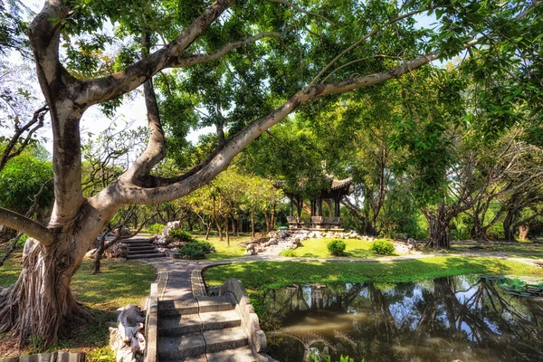 中国古典园林亭台楼阁与池塘 — 图库照片