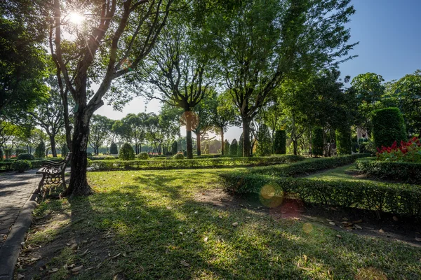 蒜銮 Rama 9 公园在树下的长凳 — 图库照片