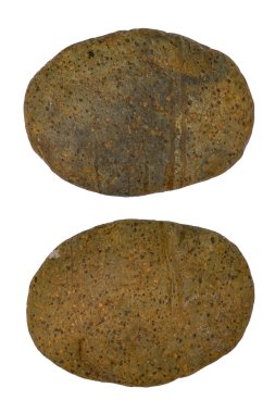 Beyaz bir arka plan üzerinde yuvarlak taş izole