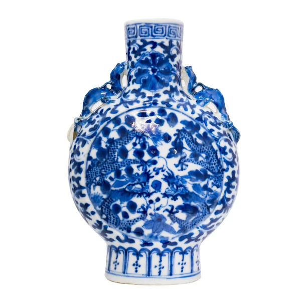 Čínský starožitný modrá a bílá váza, izolovat na bílém pozadí — Stock fotografie