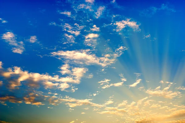 Piękne chmury i błękitne niebo — Zdjęcie stockowe