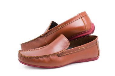 Adamın ayakkabılarına kahverengi