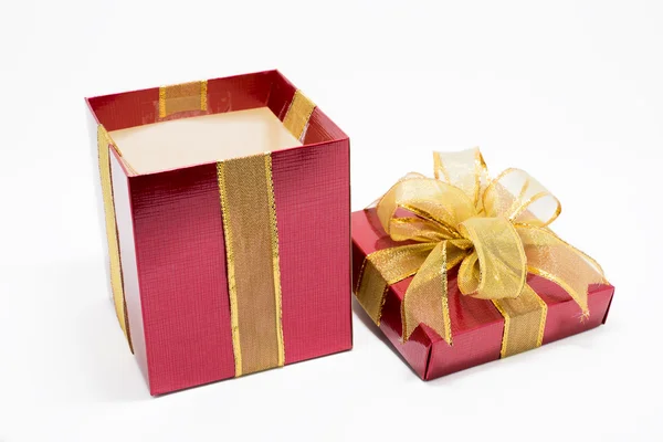 Caja de regalo roja con cinta de oro —  Fotos de Stock