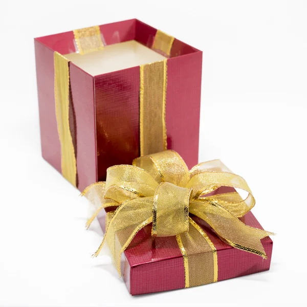 Caja de regalo roja con cinta de oro — Foto de Stock