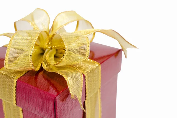 Caja de regalo roja con cinta de oro — Foto de Stock