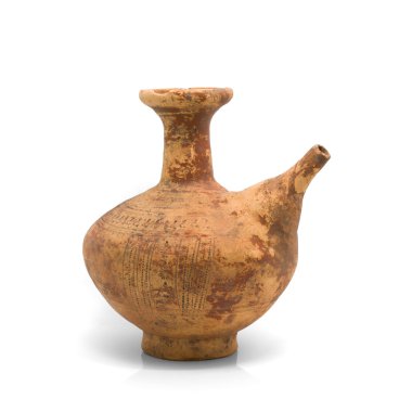 Beyaz arka plan üzerinde izole antika kil ibrik