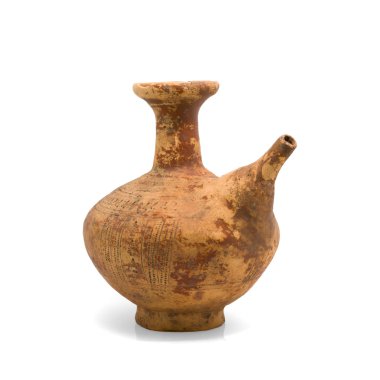 Beyaz arka plan üzerinde izole antika kil ibrik