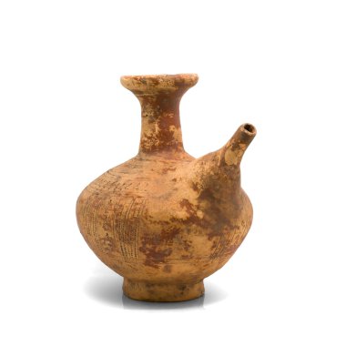 Beyaz arka plan üzerinde izole antika kil ibrik