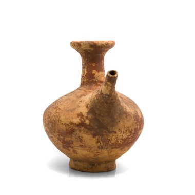 Beyaz arka plan üzerinde izole antika kil ibrik