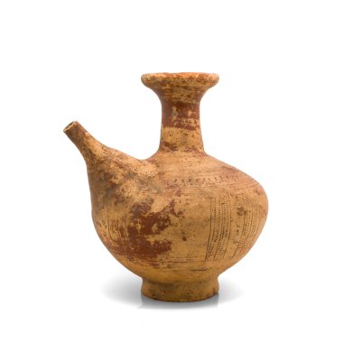 Beyaz arka plan üzerinde izole antika kil ibrik