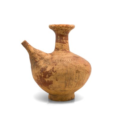 Beyaz arka plan üzerinde izole antika kil ibrik