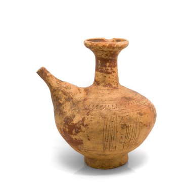 Beyaz arka plan üzerinde izole antika kil ibrik