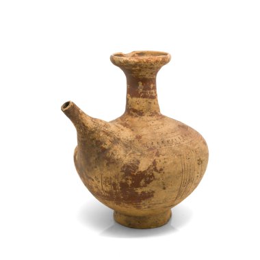 Beyaz arka plan üzerinde izole antika kil ibrik