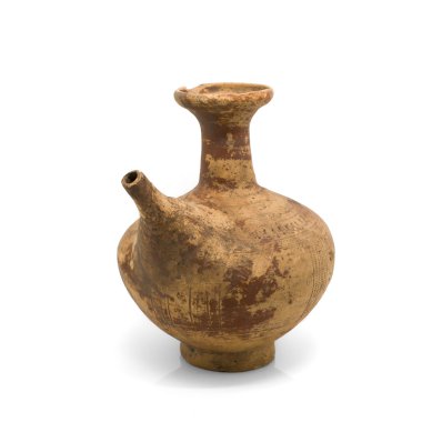 Beyaz arka plan üzerinde izole antika kil ibrik