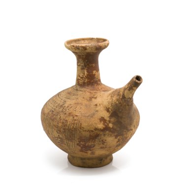 Beyaz arka plan üzerinde izole antika kil ibrik