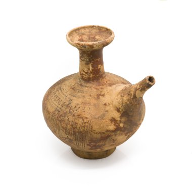 Beyaz arka plan üzerinde izole antika kil ibrik