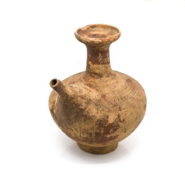 Beyaz arka plan üzerinde izole antika kil ibrik