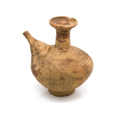 Beyaz arka plan üzerinde izole antika kil ibrik